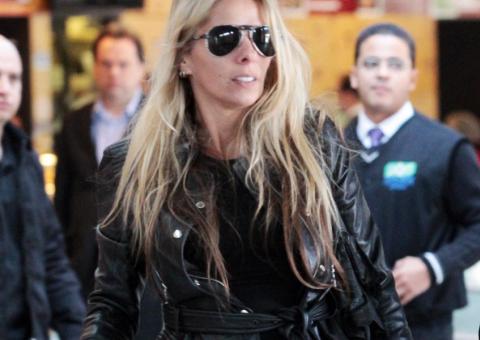  Cheia de estilo, Adriane Galisteu desembarca com o marido